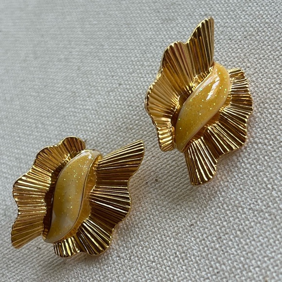 Jewelry - Vintage Gold Ruffle Earrings with Glitter Enamel Accent
